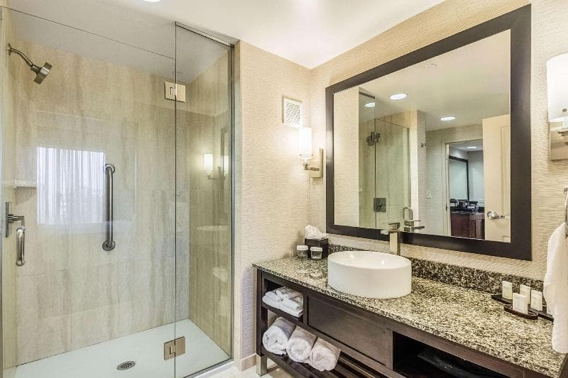 Embassy Suites by Hilton Newark Airport 3