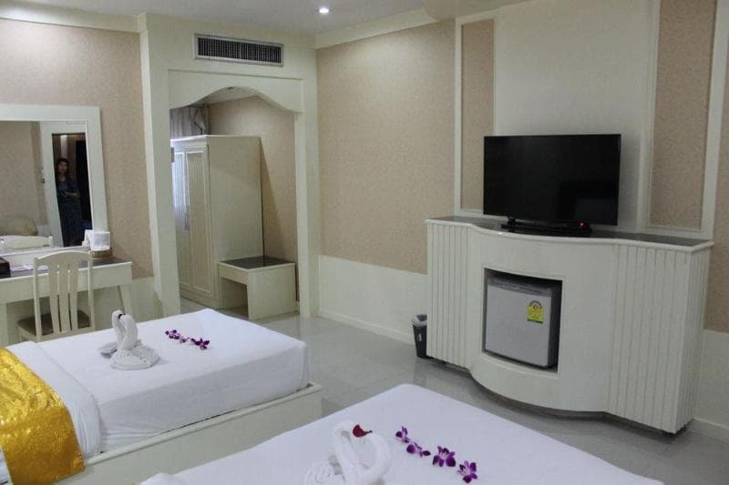 The Rich Hotel 3