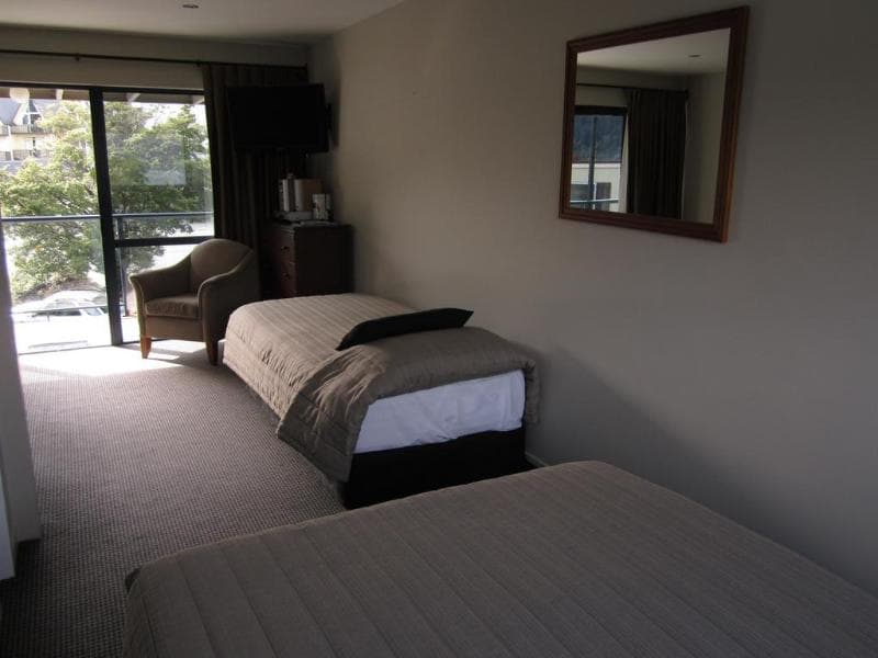 Four Seasons Motel 5