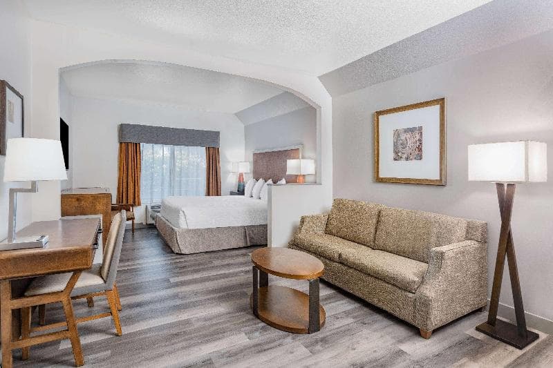 Ramada By Wyndham Bakersfield North photo 1