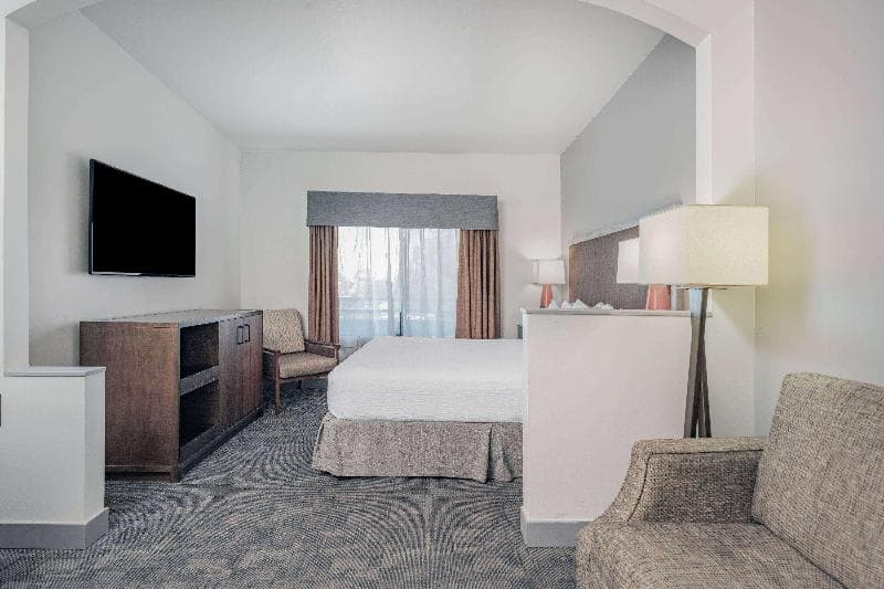 Ramada By Wyndham Bakersfield North 2