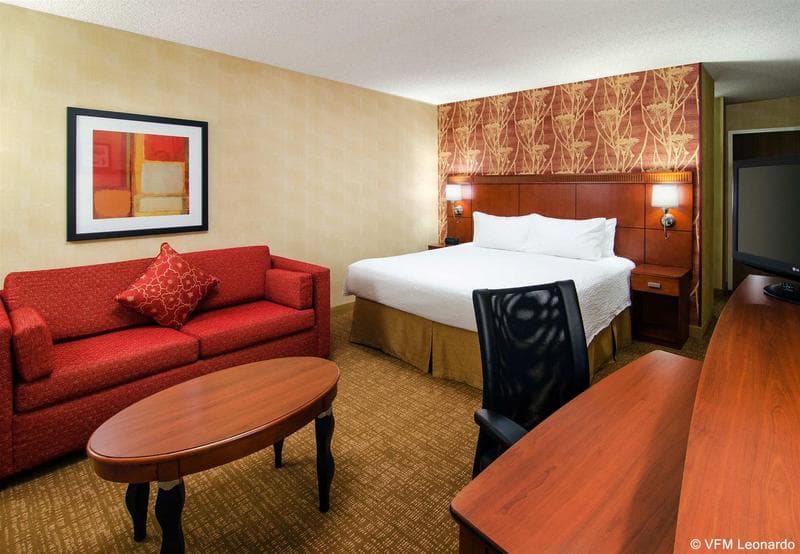 Courtyard By Marriott Bakersfield 2