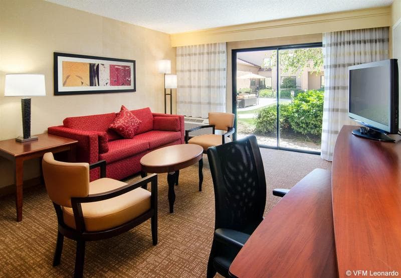 Courtyard By Marriott Bakersfield 3