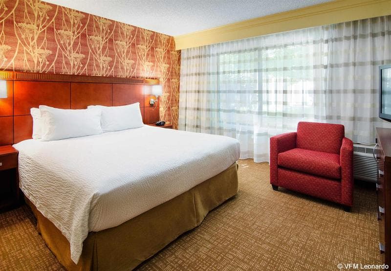 Courtyard By Marriott Bakersfield 4