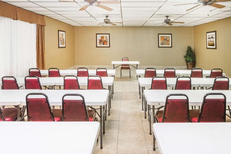 Days Inn by Wyndham Batesville 2