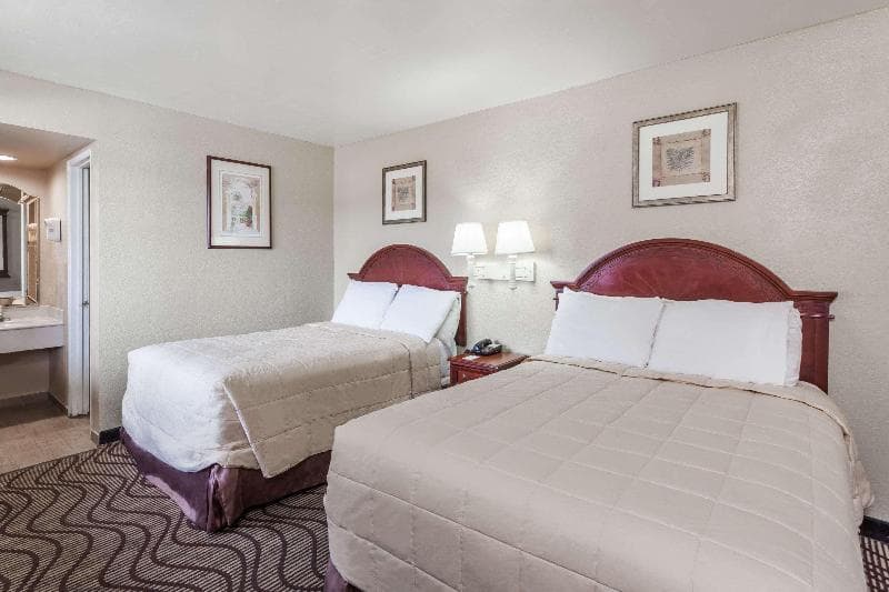Travelodge By Wyndham Victorville 4