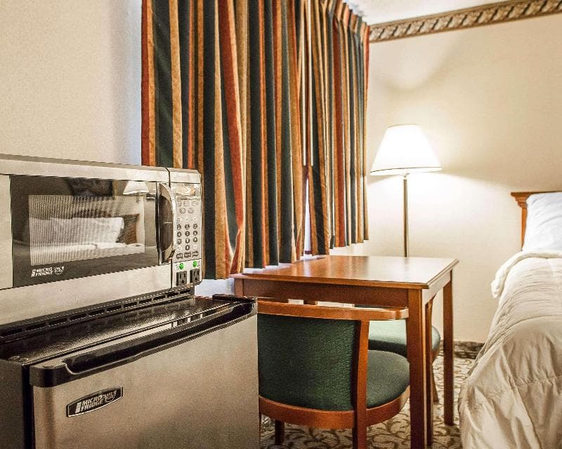 Econo Lodge 5
