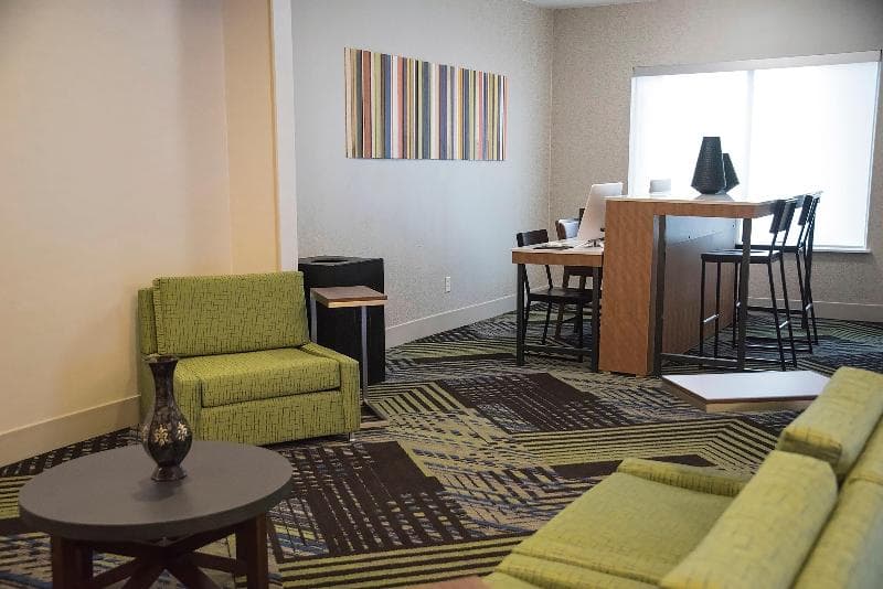 Holiday Inn Express Hotel & Suites Alexandria photo 1