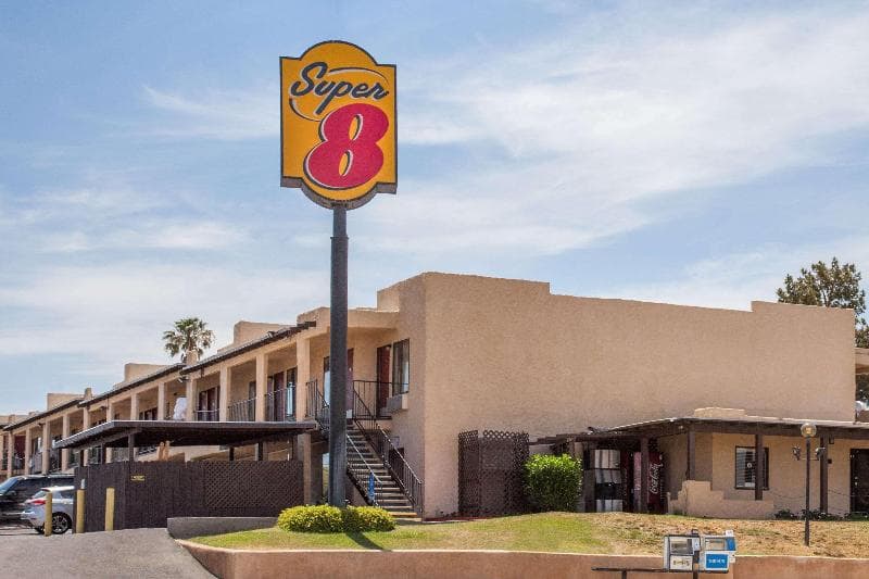 Super 8 by Wyndham Barstow 5