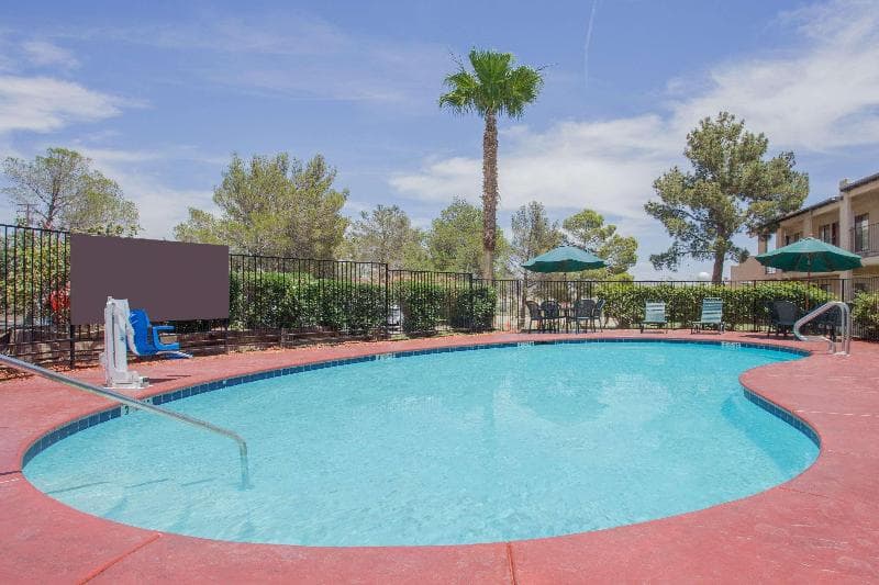 Super 8 by Wyndham Barstow 4