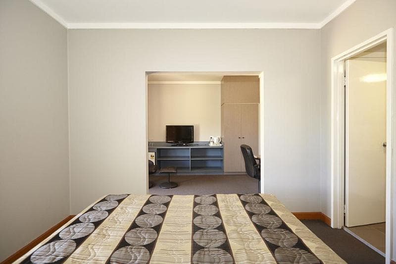 Seasons Hotel Newman 3