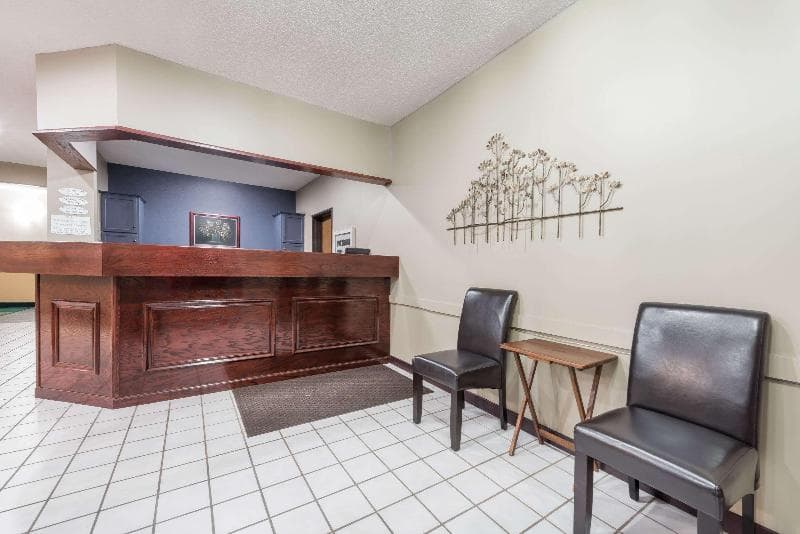 Super 8 by Wyndham Bloomington 5