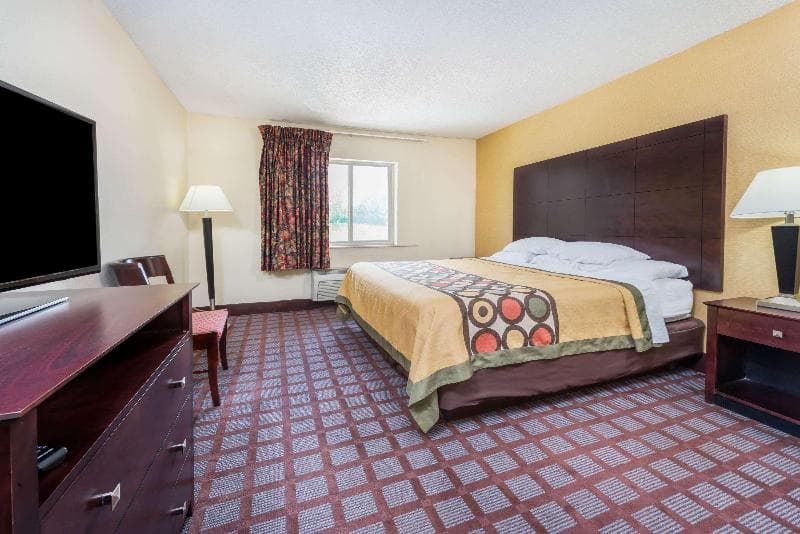 Super 8 by Wyndham Bloomington 4
