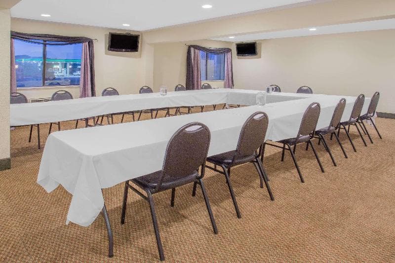 Days Inn by Wyndham Portage 2