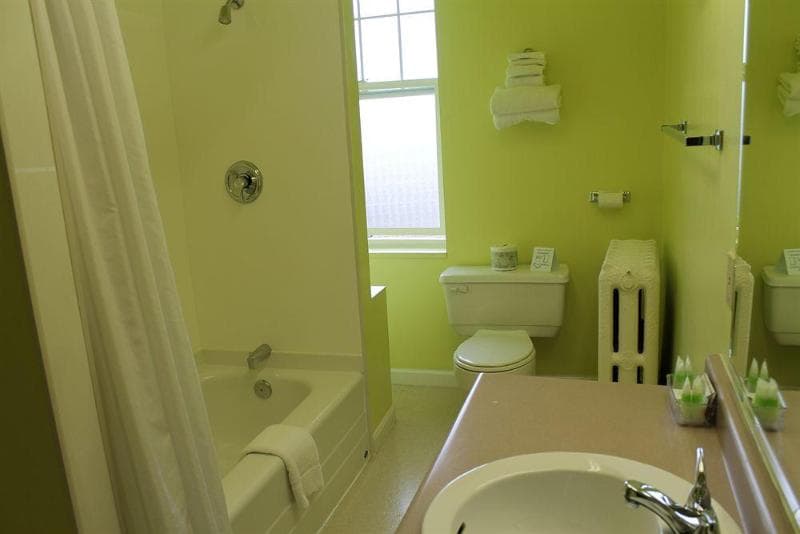 James Bay Inn Hotel, Suites & Cottage 3