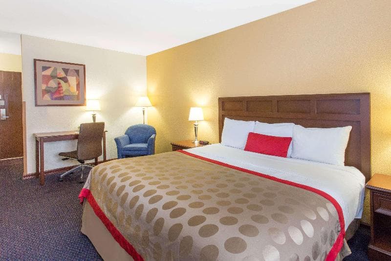 Baymont By Wyndham Waukesha 2