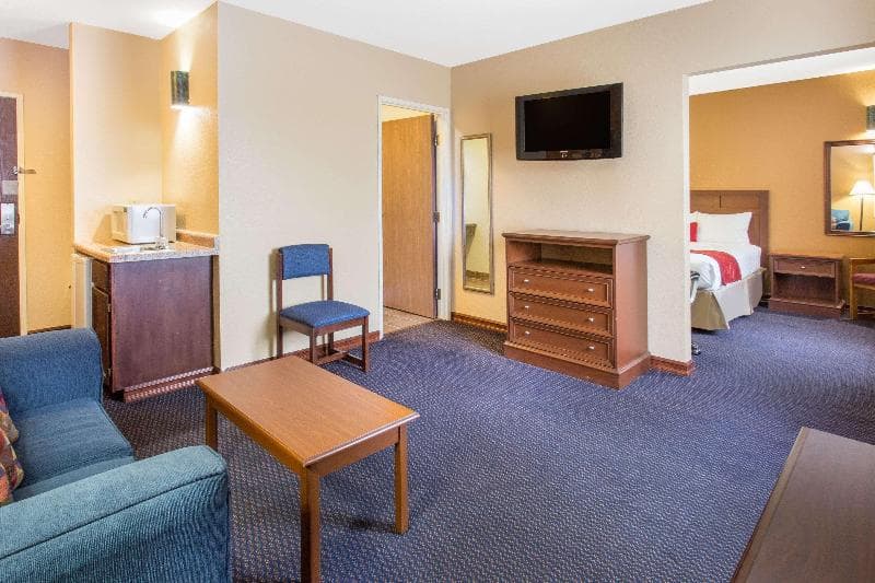 Baymont By Wyndham Waukesha 5