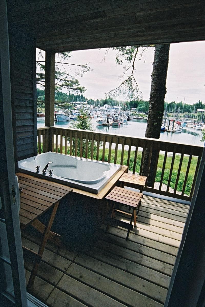 Water's Edge Shoreside Suites main