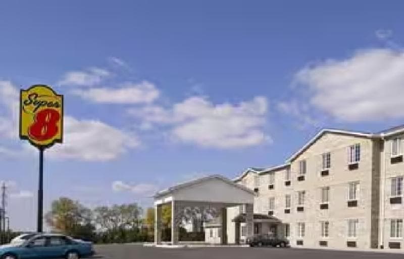 Super 8 by Wyndham Bowling Green North 1