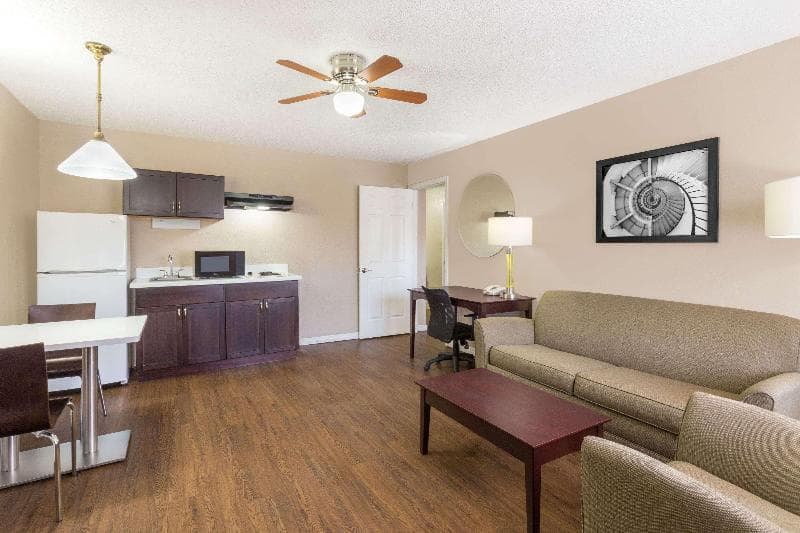 Super 8 By Wyndham Ellenton Bradenton Area 3