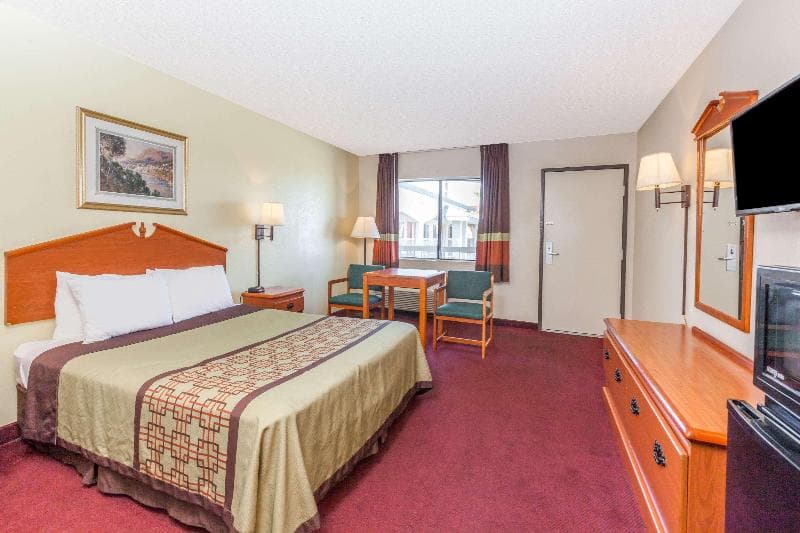 Super 8 by Wyndham Bakersfield/Central 3