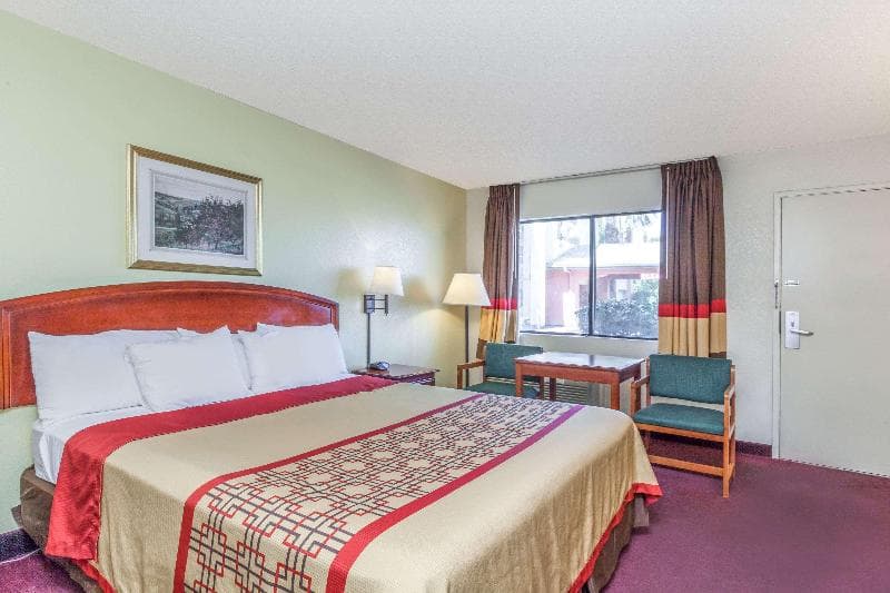 Super 8 by Wyndham Bakersfield/Central 5