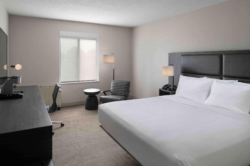 La Quinta Inn & Suites by Wyndham St. Albans 5