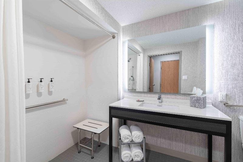 La Quinta Inn & Suites by Wyndham St. Albans 4