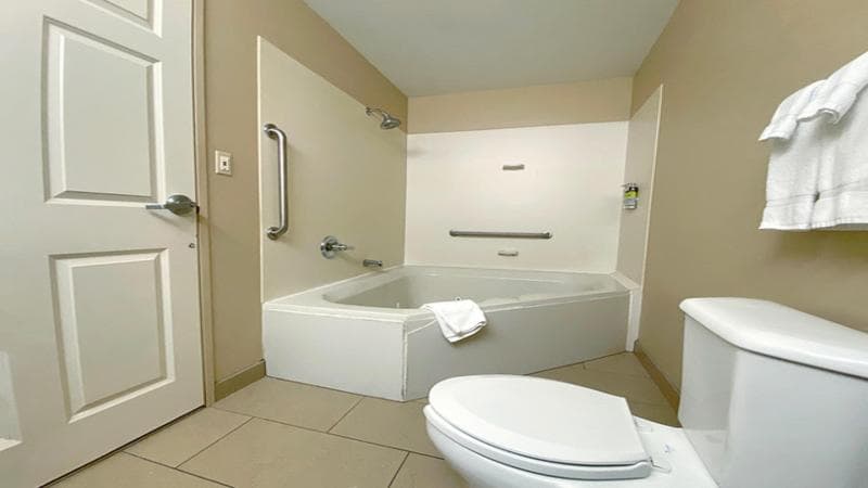Holiday Inn Express Bloomington West 5