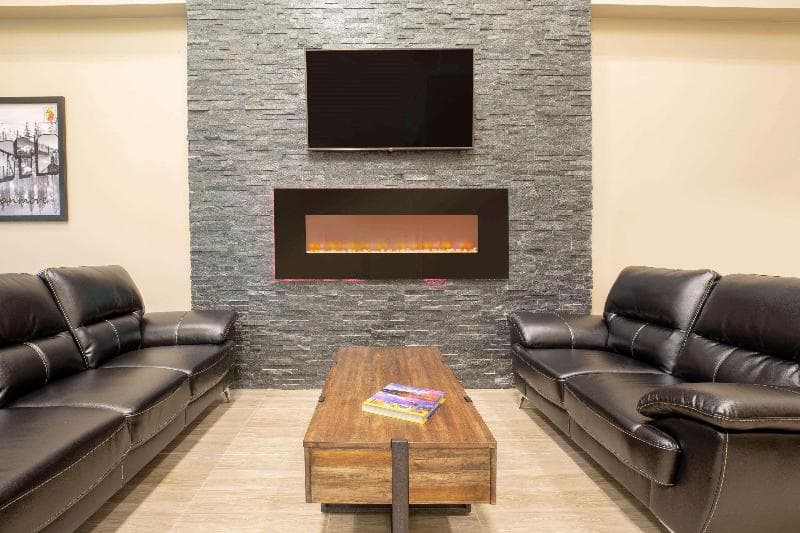 Super 8 by Wyndham Canmore 5