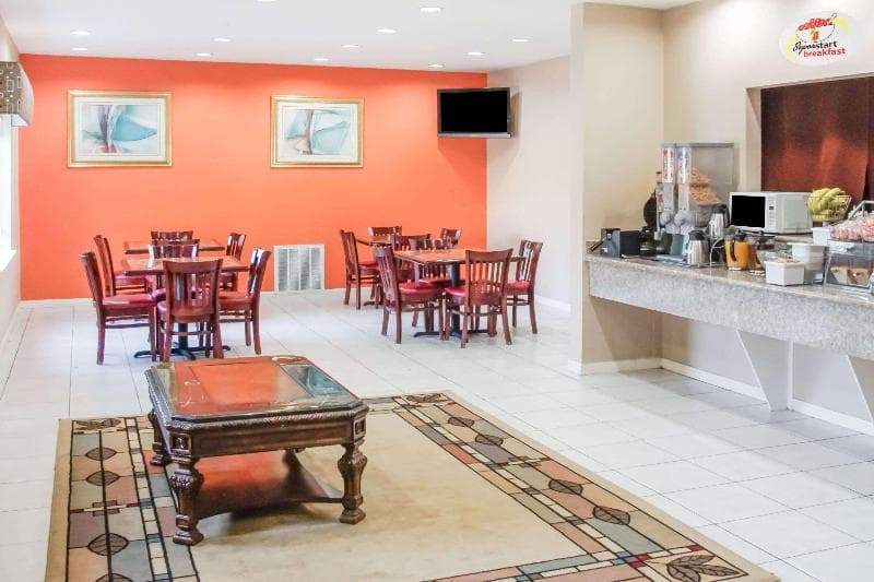 Super 8 By Wyndham Brenham Tx 5
