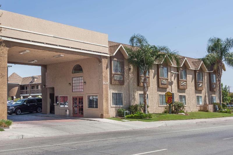 Super 8 by Wyndham Bakersfield South 4