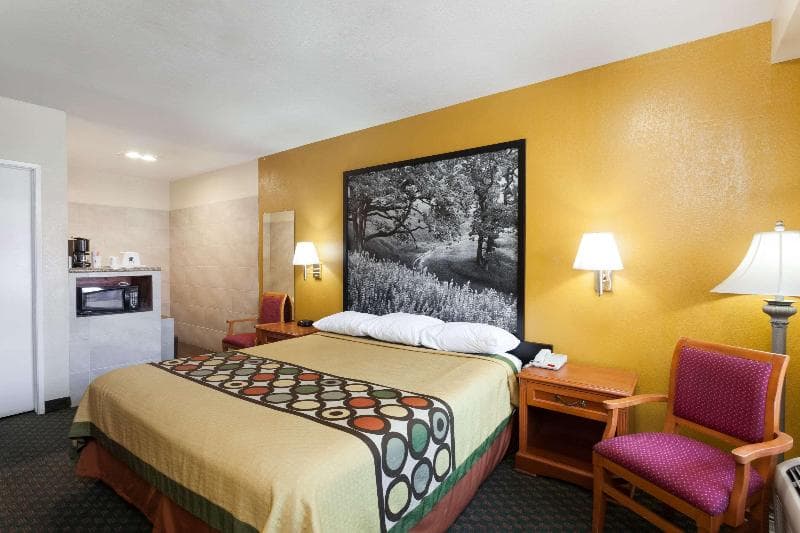 Super 8 by Wyndham Bakersfield South 3