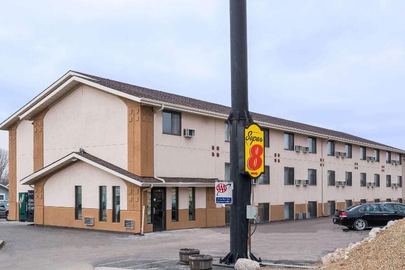 Super 8 by Wyndham Bismarck 5
