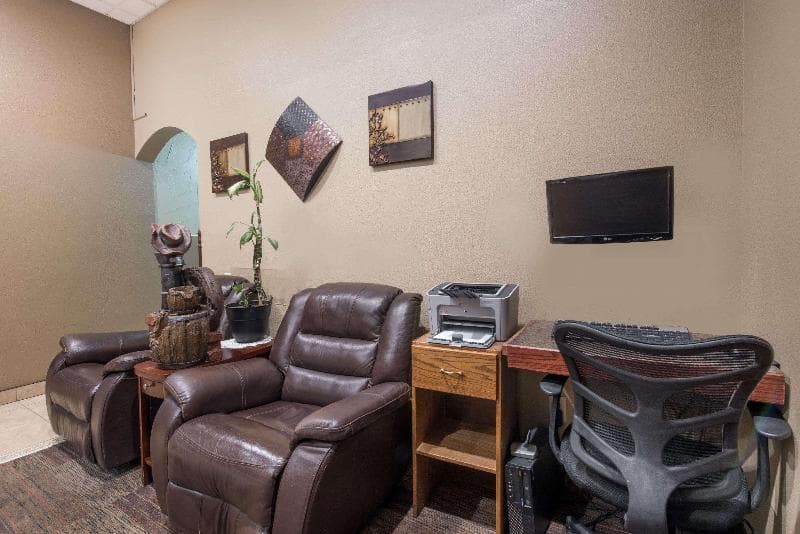 Super 8 by Wyndham Bismarck photo 1