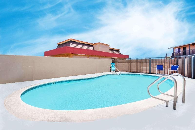 Travelodge by Wyndham Barstow 2