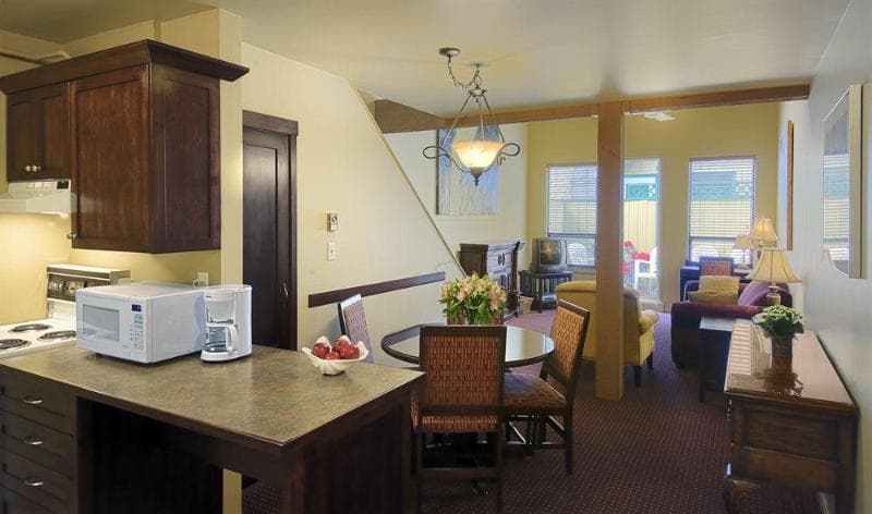 Swans Suites Hotel main