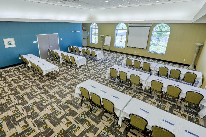 Holiday Inn Express & Suites Batavia - Darien Lake 3