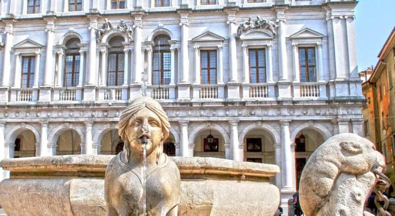 Piazza Vecchia 2