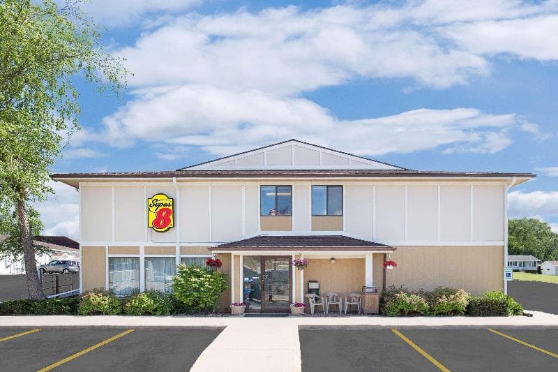 Super 8 by Wyndham Beaver Dam 4