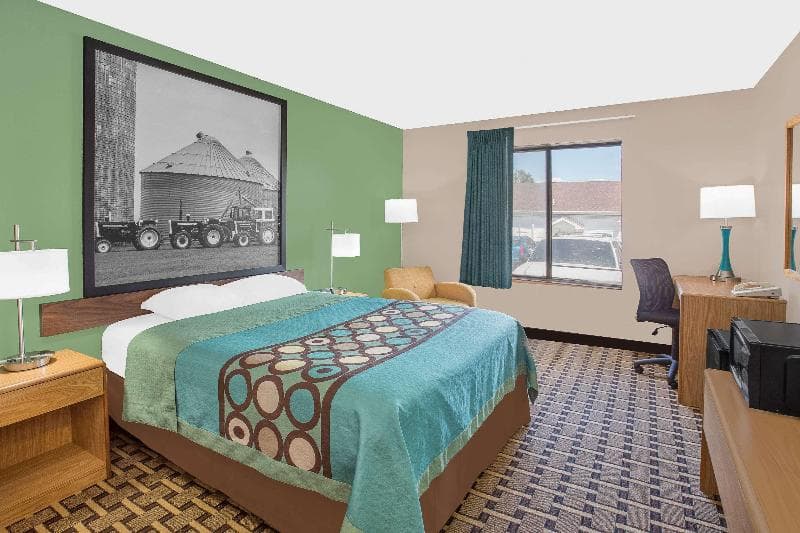 Super 8 by Wyndham Beaver Dam 5