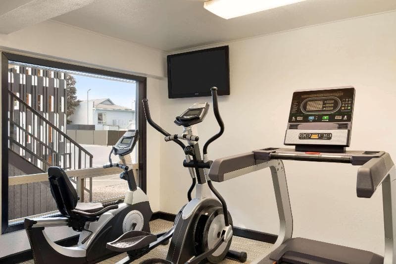 Days Inn by Wyndham Bend 4