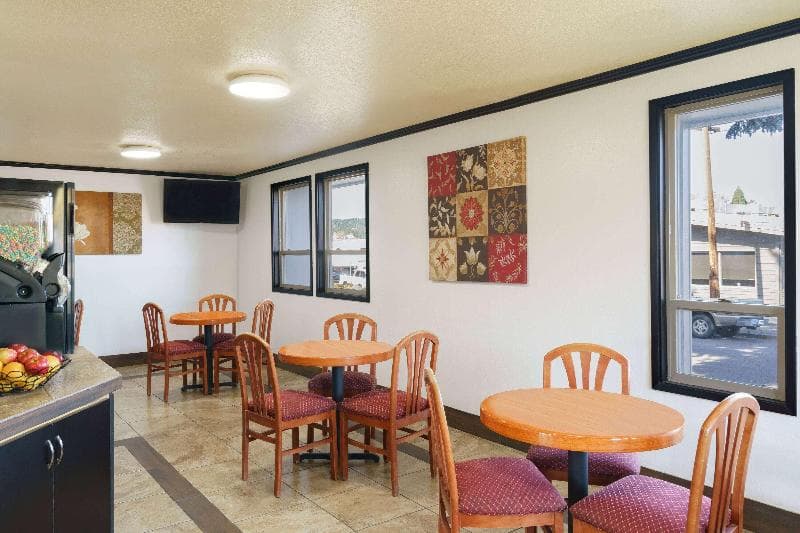 Days Inn by Wyndham Bend 5
