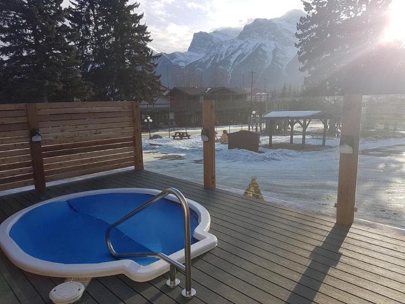 Rundle Mountain Lodge main