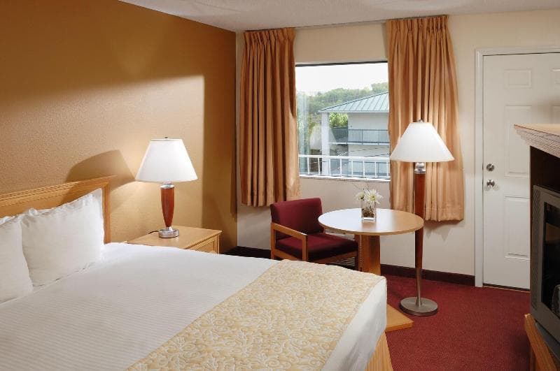 Whispering Hills Inn 4