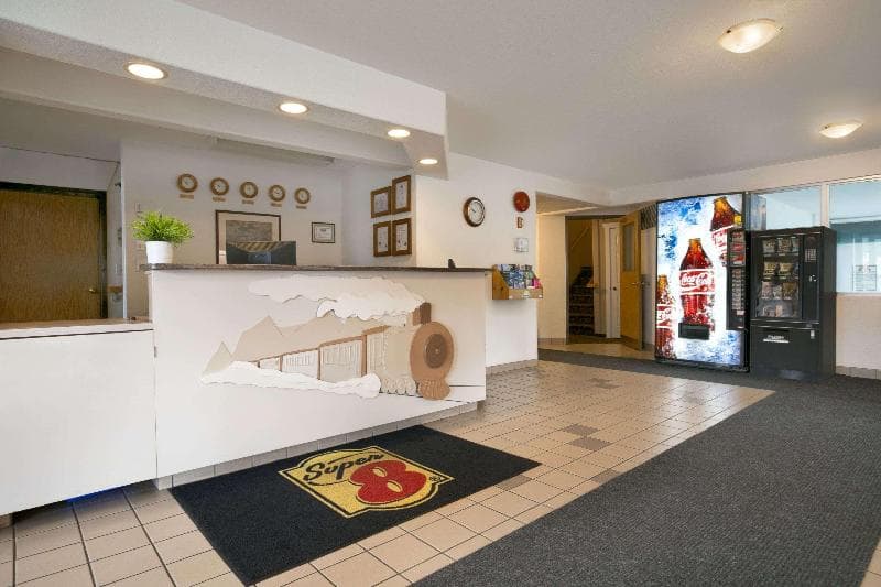 Super 8 by Wyndham Revelstoke 2