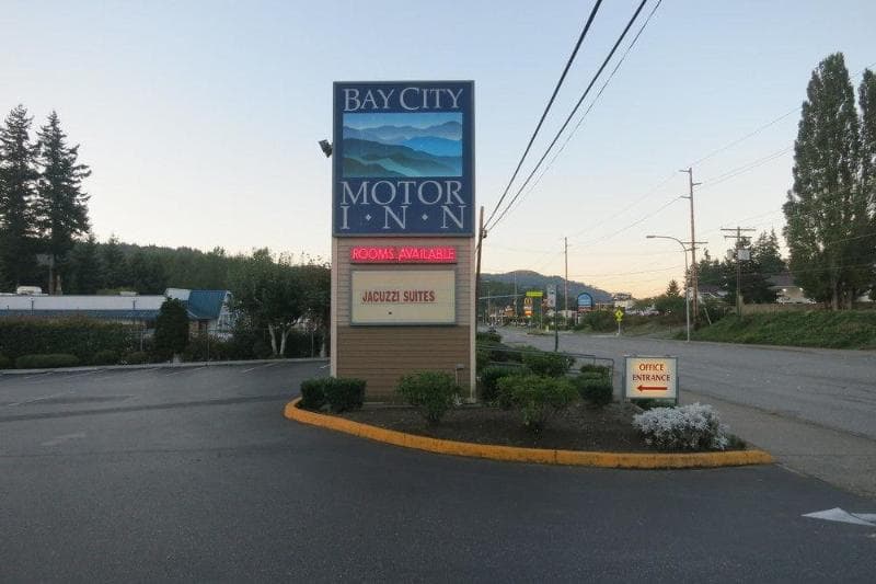 Bay City Motor Inn 5