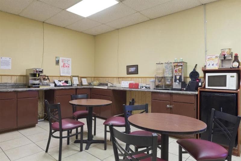 Knights Inn - Brenham 4