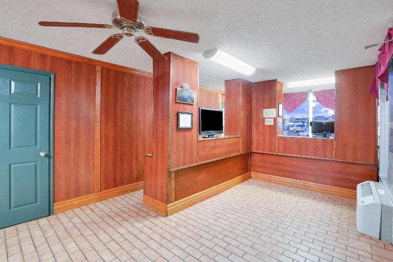 Days Inn By Wyndham Newport photo 1