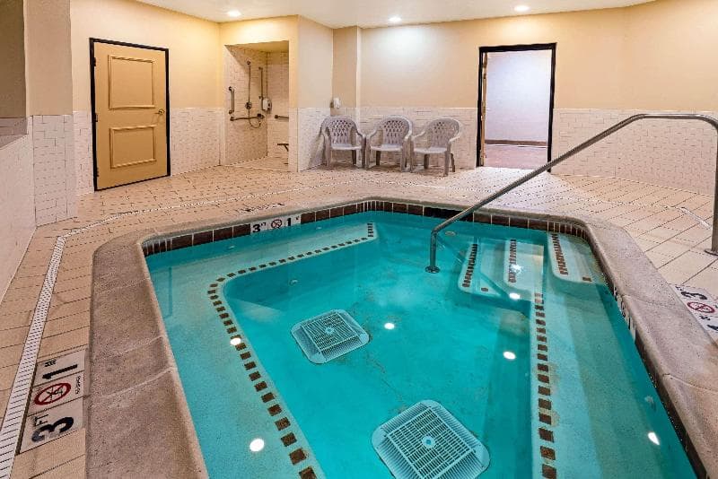 La Quinta Inn & Suites by Wyndham Butte 5